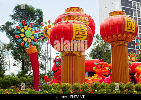 Parco con decorazione tradizionale drago cinese per le vacanze. Hong Kong Foto Stock