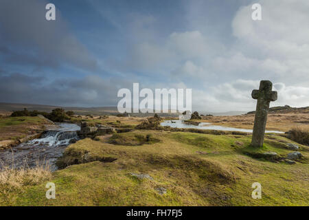 Windy Post, croce di pietra nel Parco Nazionale di Dartmoor, Devon, Inghilterra. Foto Stock