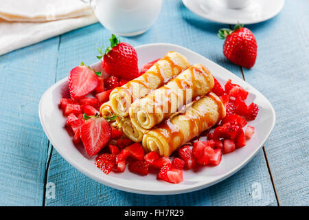 Frittelle di laminati con le fragole e caramello prima colazione Foto Stock