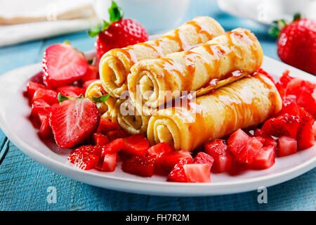 Frittelle di laminati con le fragole e caramello prima colazione Foto Stock