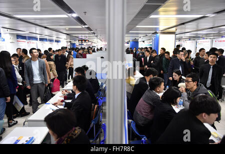 In Guangzhou, la Cina della provincia di Guangdong. 24 Febbraio, 2016. Le persone in cerca di lavoro partecipare ad una fiera del lavoro a Guangzhou, Cina del sud della provincia di Guangdong, Feb 24, 2016. La fiera del lavoro offrirà circa 88.000 posti di lavoro da parte delle imprese. © Liang Xu/Xinhua/Alamy Live News Foto Stock