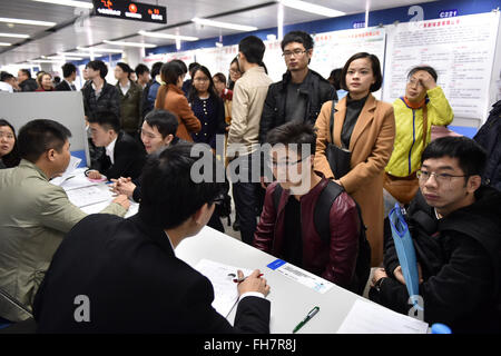 In Guangzhou, la Cina della provincia di Guangdong. 24 Febbraio, 2016. Le persone in cerca di lavoro consultare i datori di lavoro a una fiera del lavoro a Guangzhou, Cina del sud della provincia di Guangdong, Feb 24, 2016. La fiera del lavoro offrirà circa 88.000 posti di lavoro da parte delle imprese. © Liang Xu/Xinhua/Alamy Live News Foto Stock