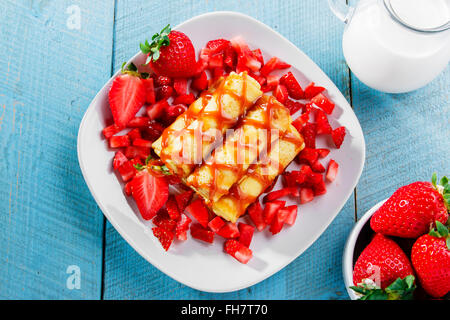 Frittelle di laminati con le fragole e caramello prima colazione Foto Stock