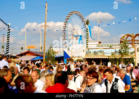 Per coloro che godono di bel tempo in beer garten al Oktoberfest a Monaco di Baviera Foto Stock