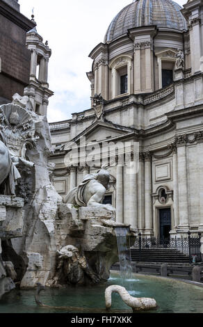 La legenda è che il Bernini posizionato il accovacciata Rio de la Plata fiume come se la scultura è stata temendo la chiesa Foto Stock