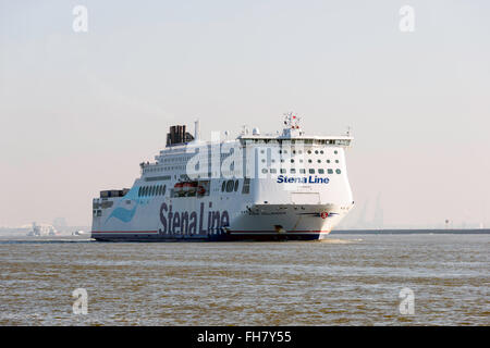 HOEK van Holland, Paesi Bassi - FEBRUARI 17: nave da Stena Line lasciando al Porto di Harwich in Inghilterra su Februari 17 2016 in Hoek Foto Stock