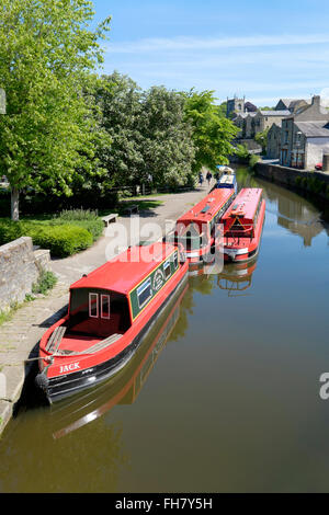 Strette barche ormeggiate sul canale Leeds-Liverpool, Skipton, Yorkshire, Inghilterra Foto Stock