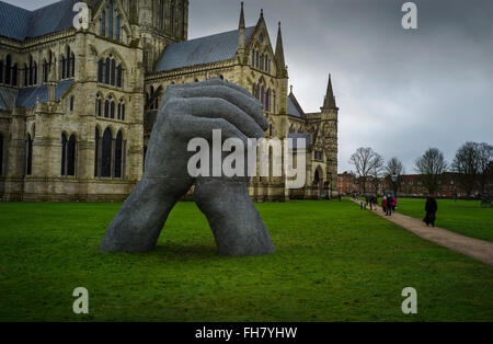 La Cattedrale di Salisbury, Wiltshire, Inghilterra, Regno Unito. Feb 2016 Il bacio da Sophie Ryder. La Cattedrale di Salisbury, Formalmente Conosciuti come la Chiesa cattedrale della Beata Vergine Maria, è una cattedrale anglicana a Salisbury, in Inghilterra, e uno dei più importanti esempi di inizio di architettura Inglese.[1] Il corpo principale della cattedrale è stata completata in soli 38 anni, dal 1220 al 1258. La cattedrale ha il più alto guglia della chiesa nel Regno Unito (123m/404 ft). I visitatori possono prendere la 'Torre Tour' dove l'interno della cava guglia, con le sue antiche impalcature in legno, può essere visualizzata. La cattedrale ha anche il grande Foto Stock