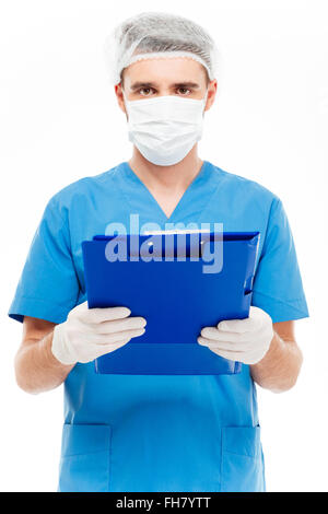 Chirurgo maschio in maschera negli appunti di contenimento isolato su uno sfondo bianco Foto Stock