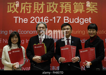 Hong Kong, Cina. 24 Febbraio, 2016. Tsang Chun-wah (2 L), segretario finanziario della Regione amministrativa speciale di Hong Kong (SAR) Governo, partecipa a una conferenza stampa sul bilancio 2016-2017 a Hong Kong, Cina del sud, Feb 24, 2016. © Lui Siu Wai/Xinhua/Alamy Live News Foto Stock