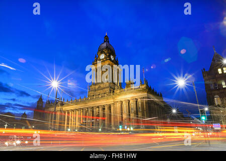 Traffico serale passando leeds municipio costruito nel 1858 progettato da cuthbert brodrick leeds Yorkshire Regno Unito Foto Stock