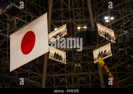 Una bandiera giapponese vola all'interno del Ryōgoku Kokugikan di Tokyo Foto Stock