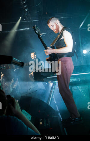 Milano Italia. 23 febbraio 2016. L'italiano Duo synthpop HURTS suona dal vivo sul palco di music club Alcatraz durante il 'Surrender Tour' Credito: Rodolfo Sassano/Alamy Live News Foto Stock