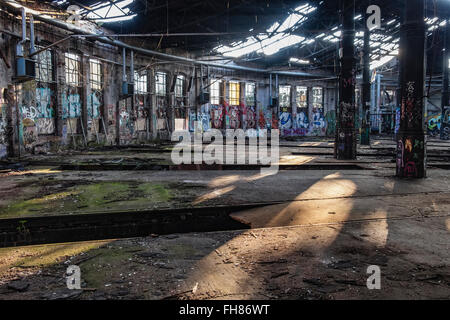 Abbandonata ex freight railyard capannone treno interno e la piattaforma girevole. Güterbahnhof stazione ferroviaria, Pankow, Berlino. Foto Stock