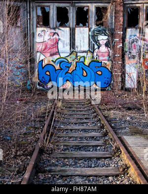 In disuso ex freight railyard ed incolto binari e treno abbandonati capannone. Güterbahnhof stazione ferroviaria, Pankow, Berlino. Foto Stock