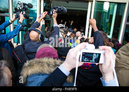 Londra, Regno Unito 24 Febbraio 2016. L'interesse dei media mentre il Heathrow 13 fare il loro modo in Willesden Corte dei magistrati. L' Heathrow13 sono a corte per la condanna definitiva, aventi tutti stato trovato colpevole di aggravato infedeltà e per entrare in sicurezza area riservata di Londra Heathrow (LHR) pista nord in segno di protesta dei piani per la costruzione di una terza pista di decollo e di atterraggio. Credito: Dinendra Haria/Alamy Live News Foto Stock
