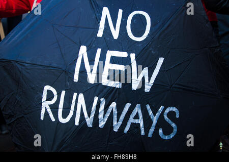 Londra, Regno Unito 24 Febbraio 2016. Un segno sull'ombrello che mostra il supporto per Heathrow13, che stanno protestando contro i piani per una terza pista a Heathrow. L' Heathrow13 sono a corte per la condanna definitiva, aventi tutti stato trovato colpevole di aggravato infedeltà e per entrare in sicurezza area riservata di Londra Heathrow (LHR) pista nord in segno di protesta dei piani per la costruzione di una terza pista di decollo e di atterraggio. Credito: Dinendra Haria/Alamy Live News Foto Stock