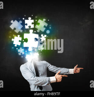 Carattere in tuta con puzzle concetto di testa Foto Stock