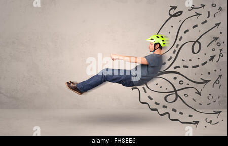 Funny uomo alla guida di un veicolo in volo con mano le linee tracciate dopo di lui Foto Stock