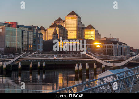 Ulster Bank Repubblica di Irlanda HQ, George's Quay, Dublin a sunrise. Foto Stock