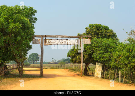 Gateway per la Transpantaneira road, Pantanal, Mato Grosso, Brasile Foto Stock