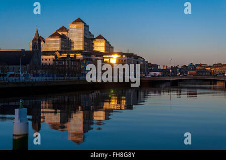 Ulster Bank Repubblica di Irlanda HQ, George's Quay, Dublin a sunrise. Foto Stock