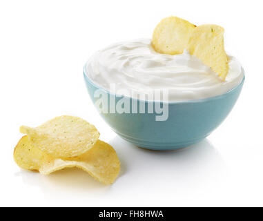 Patate fritte e una ciotola di dip su sfondo bianco Foto Stock