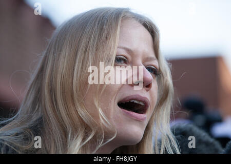 Londra, Regno Unito. Il 24 febbraio, 2016. Sian Berry, Partito Verde del London Mayoral candidate, indirizzi clima attivisti e sostenitori del Heathrow 13 prima della condanna a Willesden Magistrates Court. Credito: Mark Kerrison/Alamy Live News Foto Stock