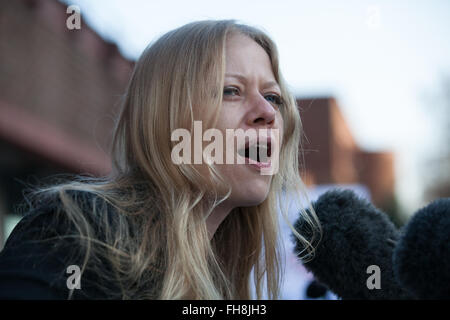 Londra, Regno Unito. Il 24 febbraio, 2016. Sian Berry, Partito Verde del London Mayoral candidate, indirizzi clima attivisti e sostenitori del Heathrow 13 prima della condanna a Willesden Magistrates Court. Credito: Mark Kerrison/Alamy Live News Foto Stock