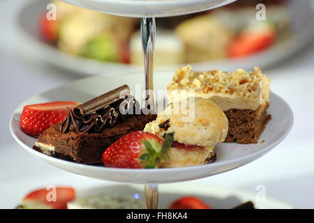 Pasticcini su una torta davanti a un buffet. Messa a fuoco selettiva con una buona separazione di profondità. Foto Stock