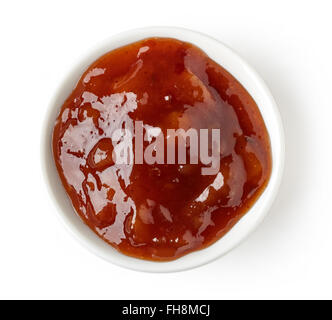 Ciotola di chutney di mango su sfondo bianco, vista dall'alto Foto Stock