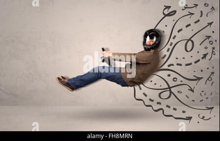 Funny uomo alla guida di un veicolo in volo con mano le linee tracciate dopo di lui Foto Stock