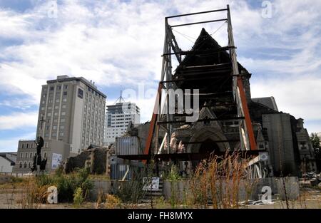 Christchurch. 24 Febbraio, 2016. Foto scattata nel febbraio 24, 2016 mostra una cattedrale distrutta dal terremoto nel centro di Christchurch, Nuova Zelanda. Cinque anni dopo il terremoto che ha ucciso 185 persone in Nuova Zelanda la seconda città di Christchurch, la città è stata un cantiere dove alcuni gravemente danneggiato edifici di vecchi di secoli sono state isolato ed è rimasto lo stato il momento catastrofe. © Su Liang/Xinhua/Alamy Live News Foto Stock