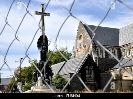 Christchurch. 24 Febbraio, 2016. Foto scattata nel febbraio 24, 2016 mostra una statua in prossimità di una cattedrale distrutta dal terremoto nel centro di Christchurch, Nuova Zelanda. Cinque anni dopo il terremoto che ha ucciso 185 persone in Nuova Zelanda la seconda città di Christchurch, la città è stata un cantiere dove alcuni gravemente danneggiato edifici di vecchi di secoli sono state isolato ed è rimasto lo stato il momento catastrofe. © Su Liang/Xinhua/Alamy Live News Foto Stock