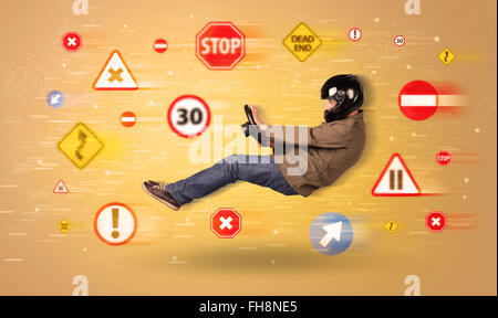 Il giovane driver con cartelli stradali intorno a lui Foto Stock