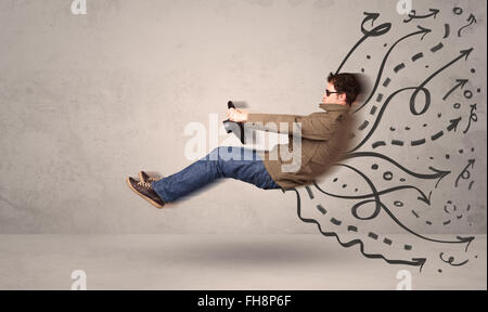 Funny uomo alla guida di un veicolo in volo con mano le linee tracciate dopo di lui Foto Stock