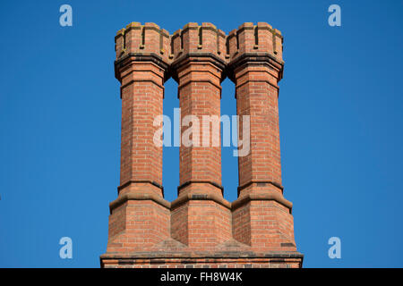 Gruppo di tre tudor ciminiere in laterizio a Hampton Court Palace a Londra, Inghilterra Foto Stock