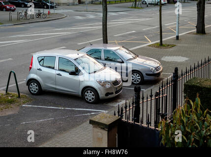 Due vetture parcheggiate sul marciapiede, Strasburgo, Alsazia, Francia Foto Stock