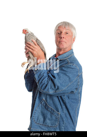 Orgoglioso uomo senior holding Wyandotte pollo su sfondo bianco Foto Stock