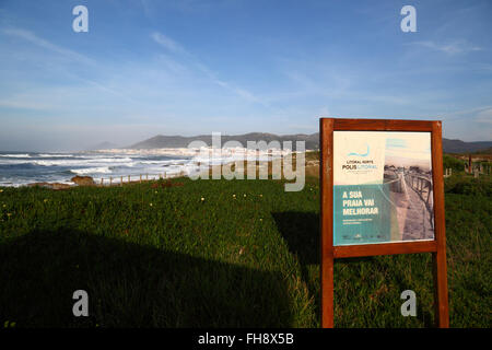 Segno per il progetto per il ripristino della vegetazione sulle dune di sabbia, Vila Praia de ancora in background, Provincia del Minho, Portogallo settentrionale Foto Stock