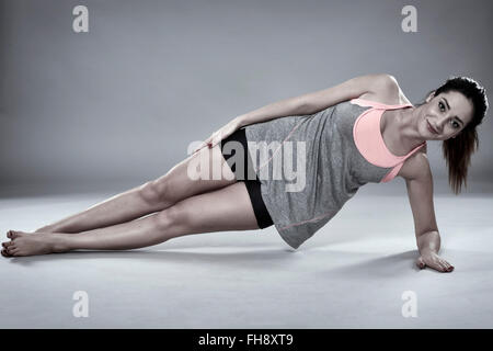 Atletica Giovane donna facendo esercizi aerobici, studio shot Foto Stock