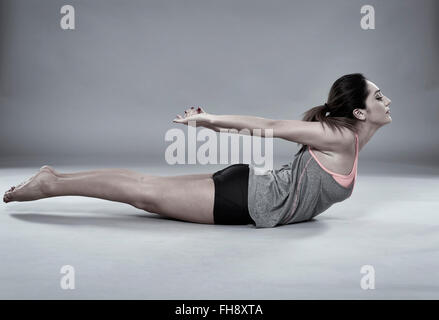 Atletica Giovane donna facendo esercizi aerobici, studio shot Foto Stock