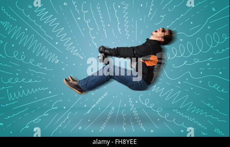 Funny guy aziona un immaginario veicolo con linee tracciate intorno a lui Foto Stock