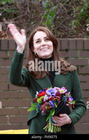 Edimburgo, Scozia. Regno Unito. Il 24 febbraio, 2016. La Duchessa di Cambridge si diparte Wester Hailers Education Center. Pak@ Mera/Alamy Live News. Foto Stock