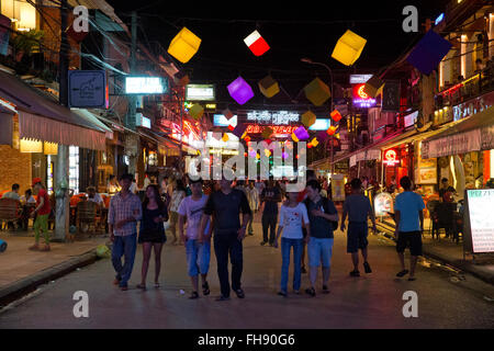 Pub strada di notte a Siem Reap, Cambogia Foto Stock