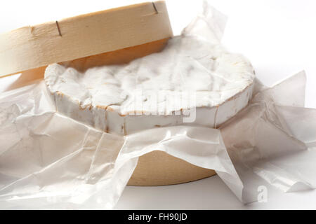 Tutto il formaggio Camembert in una scatola di legno su sfondo bianco Foto Stock