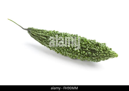 Tutta la singola crudo fresco melone amaro gourd isolati su sfondo bianco Foto Stock