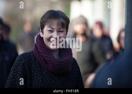 Londra, Regno Unito. Il 24 febbraio, 2016. Caroline Lucas, verde MP per il Padiglione di Brighton, unisce gli attivisti del clima di solidarietà con il piano 13 attivisti stupido essendo condannato a Willesden Magistrates Court. Credito: Mark Kerrison/Alamy Live News Foto Stock