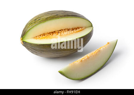 Fresche e mature Piel de Sapo melone e una fetta su sfondo bianco Foto Stock