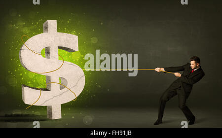 Business man tirando una grande green dollar sign Foto Stock